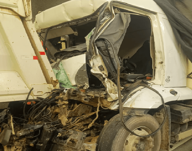 Acidente entre caminhões no Contorno Viário