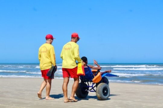 Alunos da APAE de Morro da Fumaça na Praia do Campo Bom