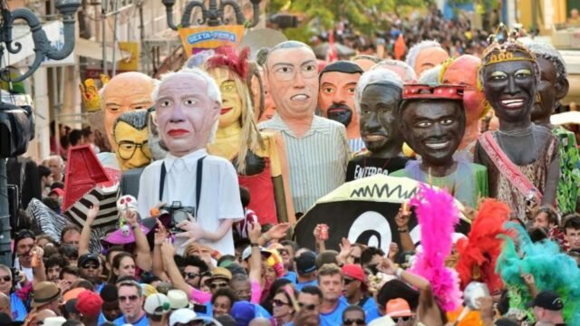 Foliões comemorando o Berbigão do Boca no Carnaval de Florianópolis