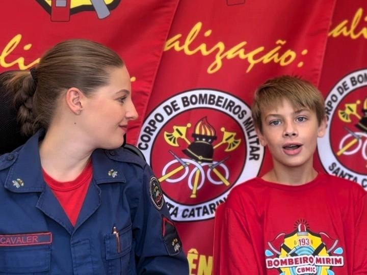 Bombeiro mirim Theo em ação