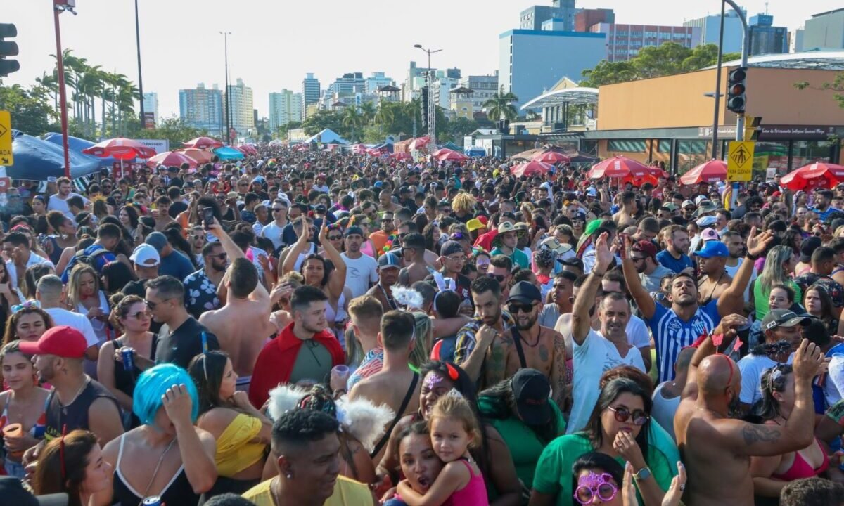 Imagem ilustrativa do movimentado Carnaval de 2025 em Santa Catarina