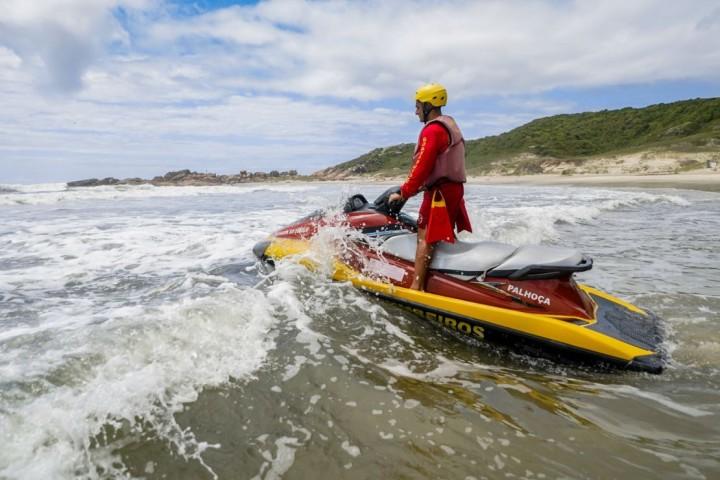 Turistas na praia em Santa Catarina
