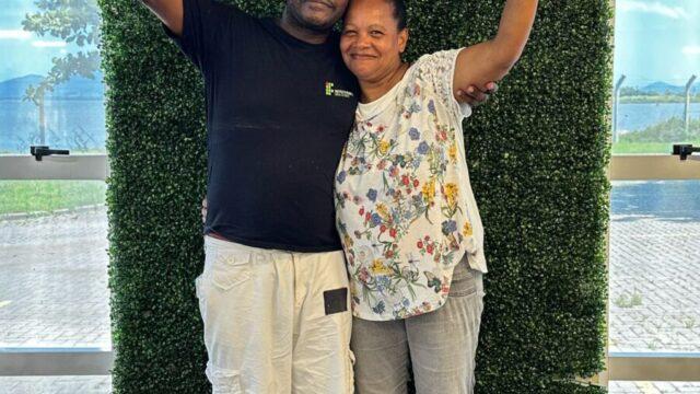 Casal feliz estudando juntos no IFSC
