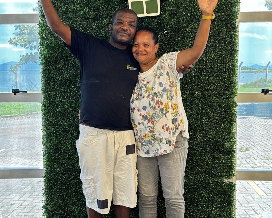 Casal feliz estudando juntos no IFSC