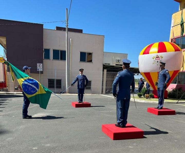 Imagem da cerimônia de passagem de comando no Corpo de Bombeiros Militar de Içara