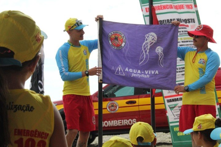 Crianças certificadas no Programa Golfinho em Balneário Camboriú