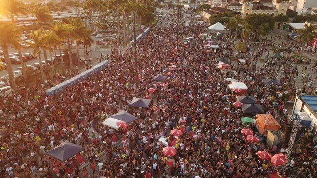 Desfile do Enterro da Tristeza nas ruas de Florianópolis