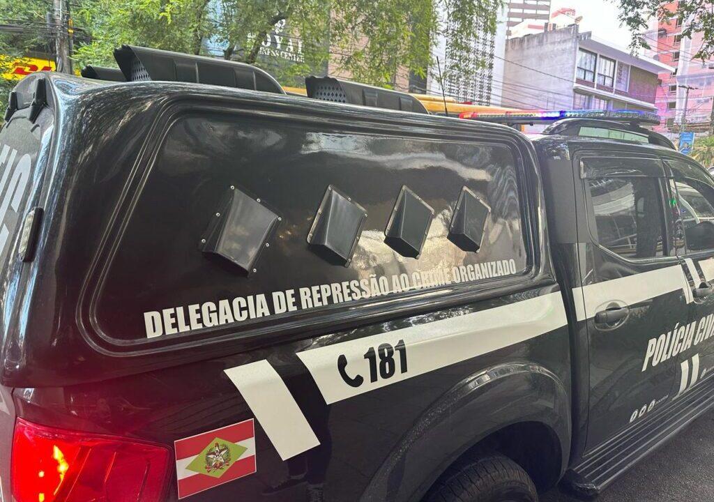 Duas mulheres algemadas sendo presas pela Polícia Civil