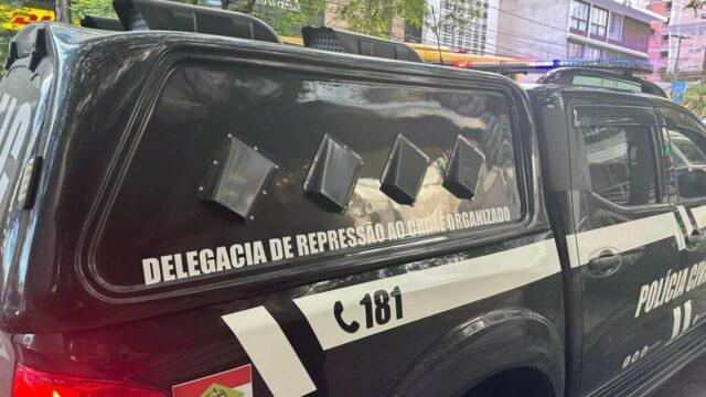 Duas mulheres algemadas sendo presas pela Polícia Civil
