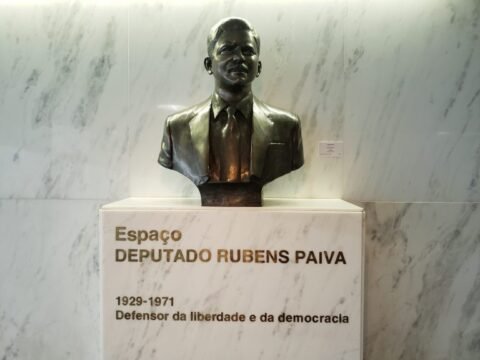 Imagem do filme 'Ainda Estou Aqui' e busto do deputado Rubens Paiva