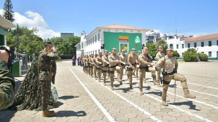 Cadetes na formatura em homenagem à Batalha de Monte Castelo