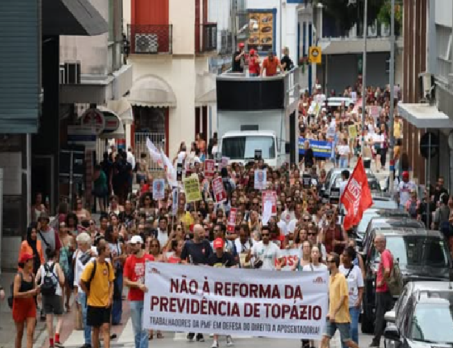 Manifestação de servidores municipais em greve em Florianópolis