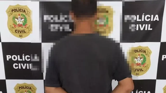 Homem sendo capturado pela polícia
