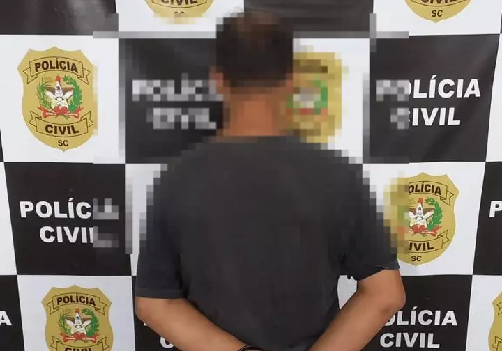 Homem sendo capturado pela polícia