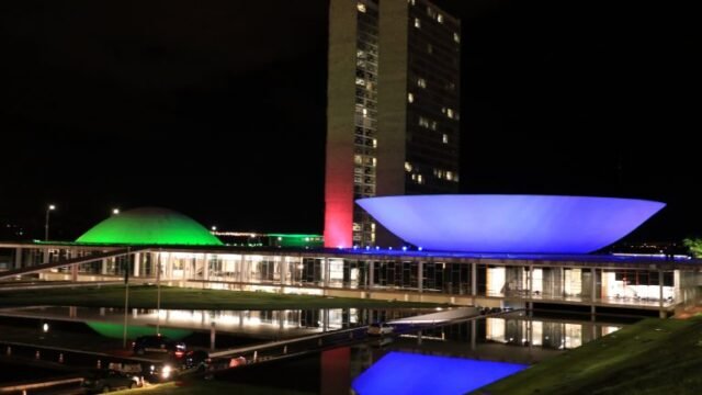 Congresso Nacional iluminado em azul e lilás pelo Dia Mundial das Doenças Raras