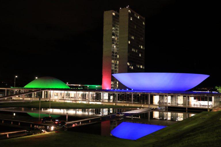 Congresso Nacional iluminado em azul e lilás pelo Dia Mundial das Doenças Raras