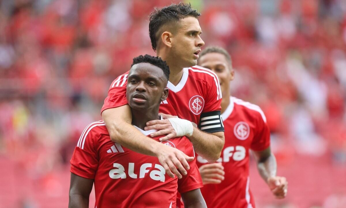 Escudo do Internacional e do Caxias no gramado do Estádio Centenário