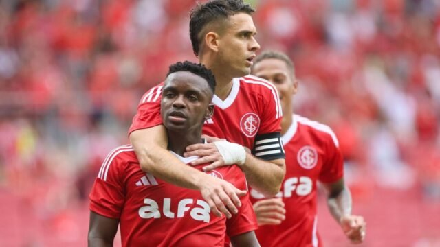 Escudo do Internacional e do Caxias no gramado do Estádio Centenário