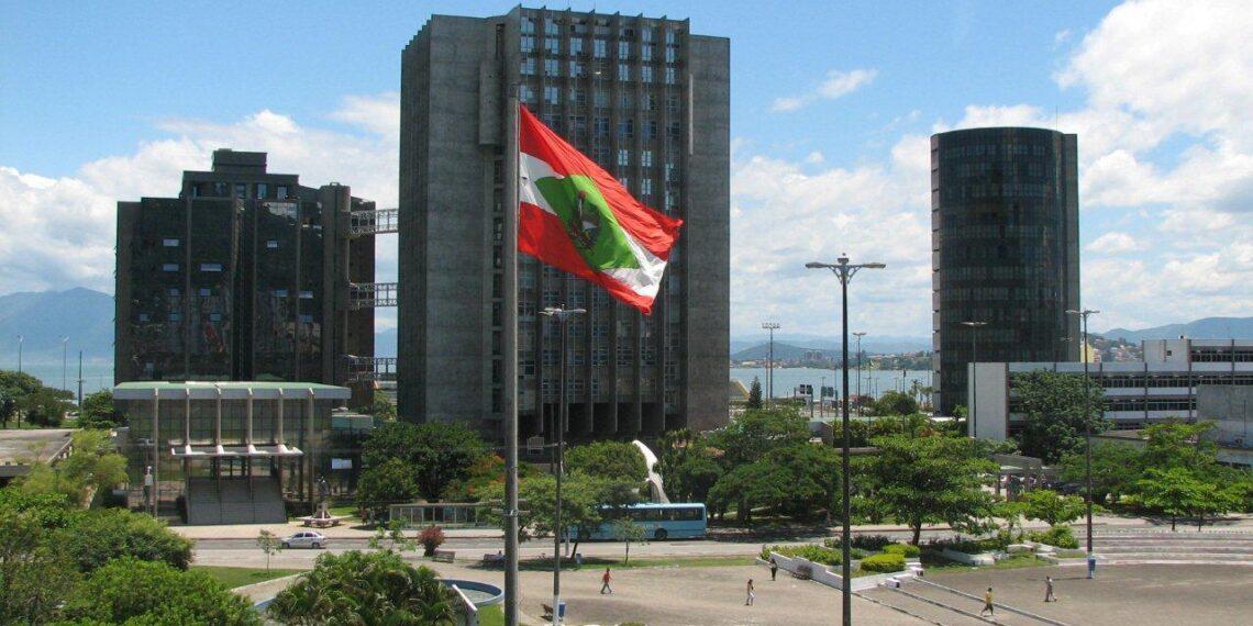 Investidor tentando reaver R$ 100 mil investidos em criptomoedas em Florianópolis