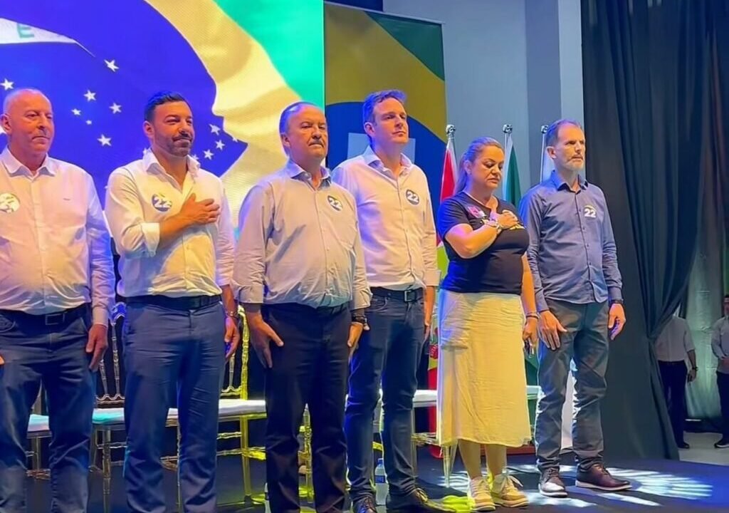 Governador Jorginho Mello e membros do Partido Liberal em evento regional em Içara