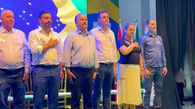 Governador Jorginho Mello e membros do Partido Liberal em evento regional em Içara