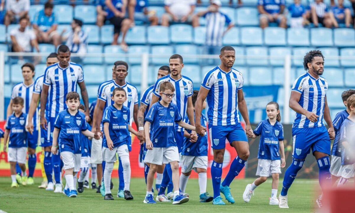 Mascotes Mirins - Entrada em campo