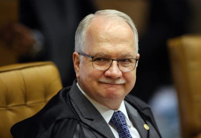 Ministro Edson Fachin recebendo título de Professor Honoris Causa em evento no UNICESUSC