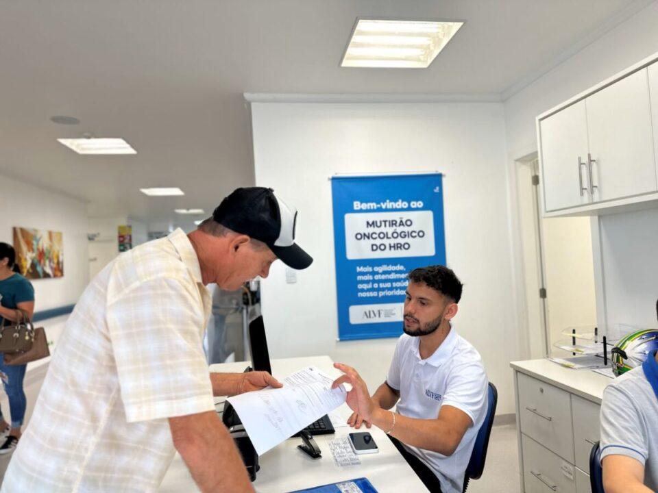 Pacientes recebendo atendimento durante o Mutirão de Oncologia no Hospital Regional do Oeste