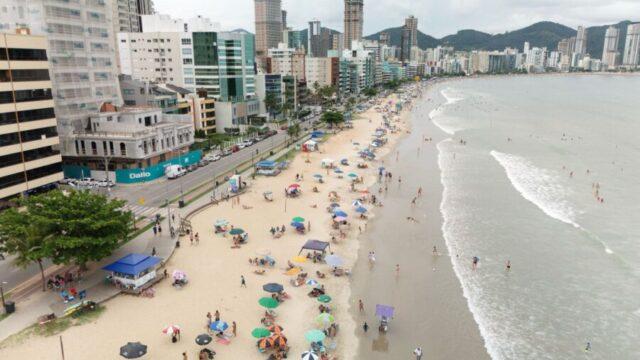 Mutirão de limpeza na Praia Central de Itapema