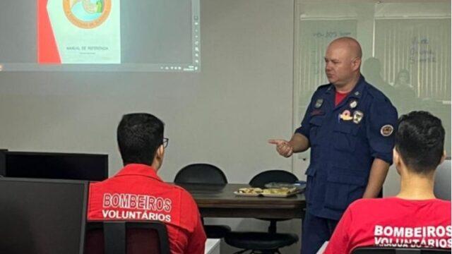 Bombeiros voluntários em palestra sobre abordagem a tentantes de suicídio