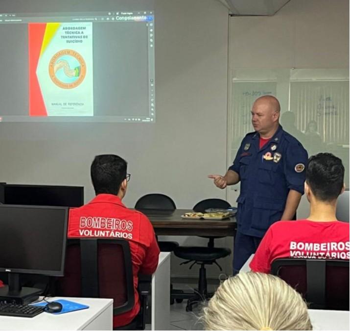 Bombeiros voluntários em palestra sobre abordagem a tentantes de suicídio