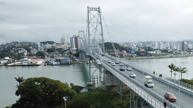 Imagem da Ponte Hercílio Luz durante o Carnaval com alterações no trânsito