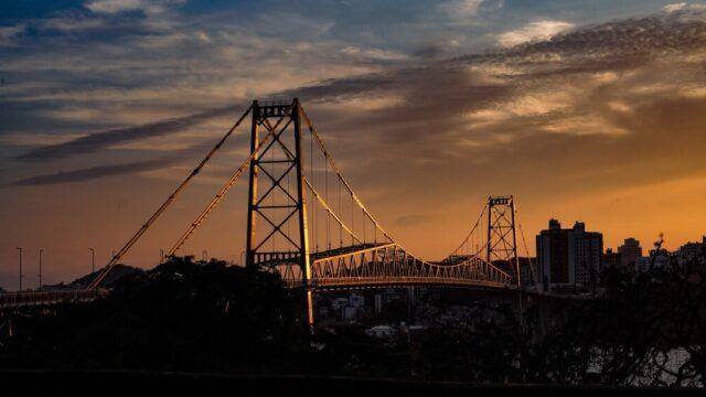 Trânsito na Ponte Hercílio Luz durante o Carnaval 2025 em Florianópolis