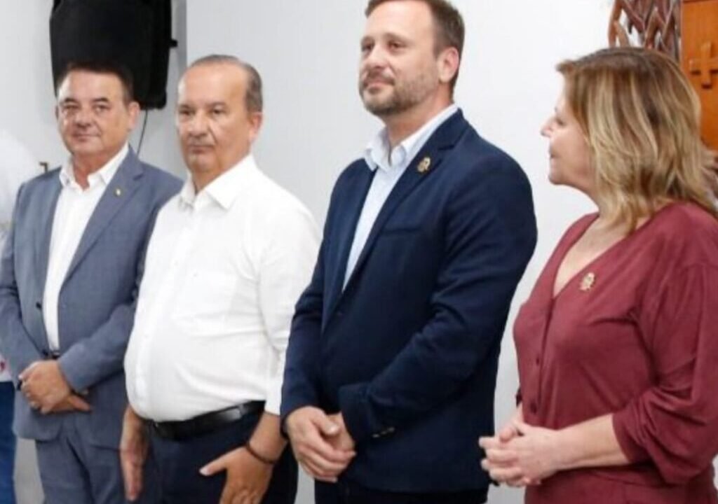 Prefeito Adriano Silva e deputado Maurício Peixer durante entrevista