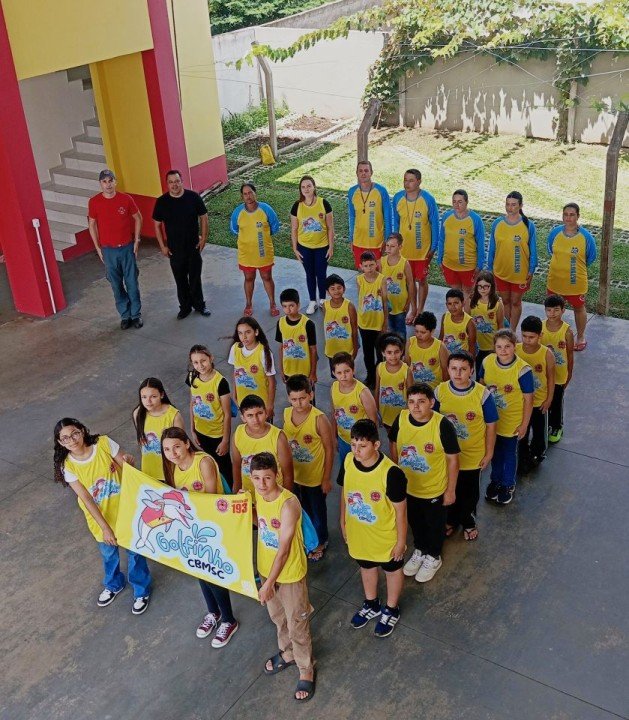 Crianças durante as aulas práticas do Programa Golfinho em Irineópolis