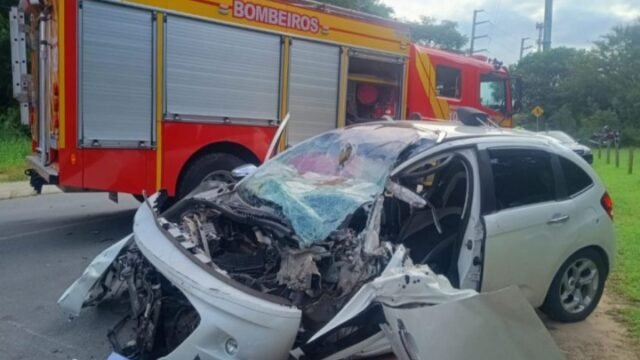 Equipe do Corpo de Bombeiros Militar realizando resgate em acidente de trânsito