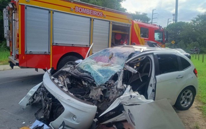 Equipe do Corpo de Bombeiros Militar realizando resgate em acidente de trânsito