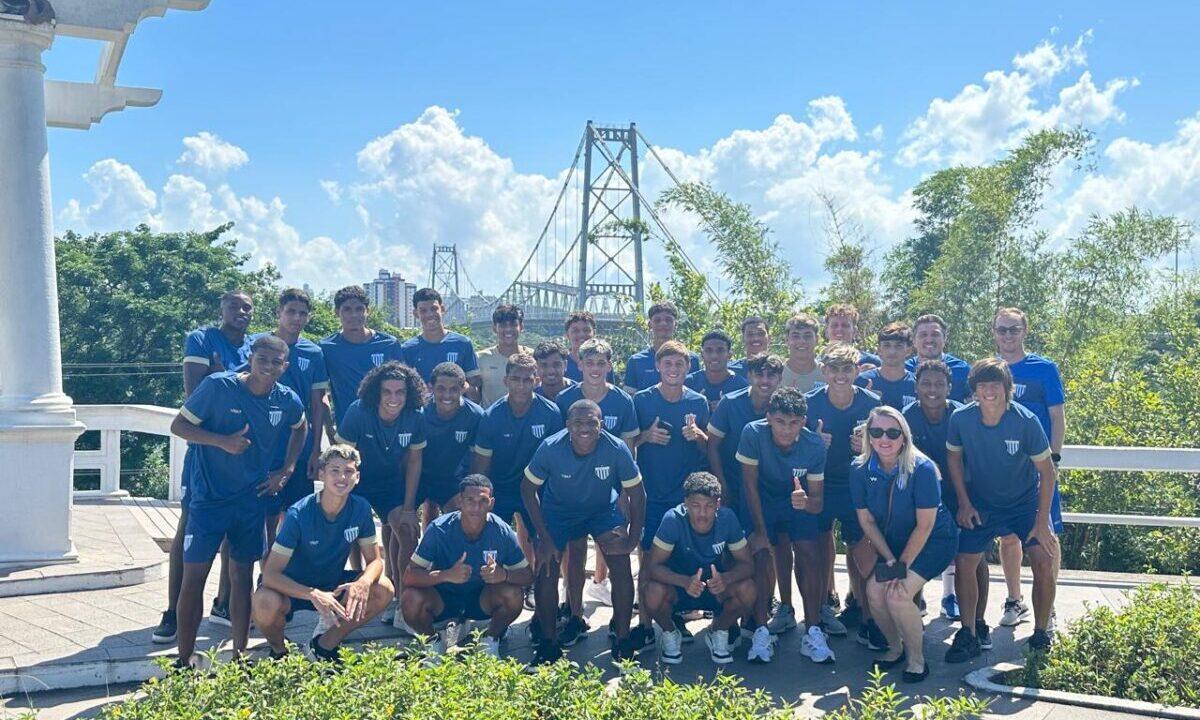 Atletas do Sub-17 do Avaí em saída cultural por Florianópolis