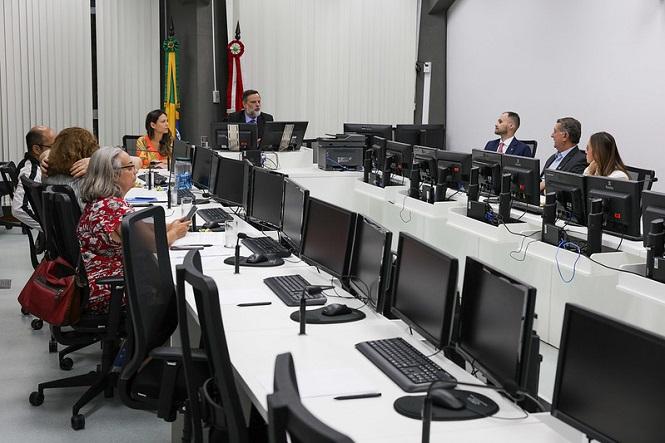 Servidores municipais de Florianópolis encerram greve com acordo e adiam votação da reforma da previdência
