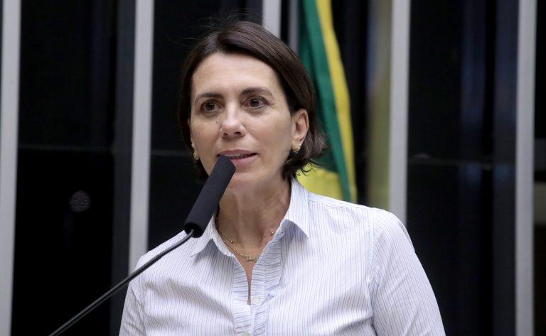 Mulher realizando mamografia no SUS