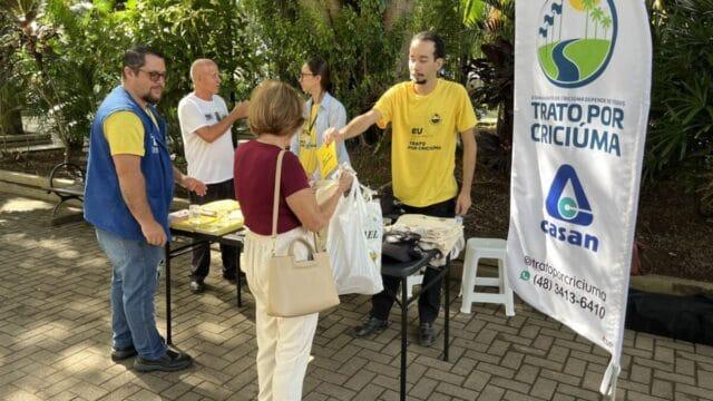 Equipe do programa Trato por Criciúma em evento de educação ambiental na Praça Nereu Ramos