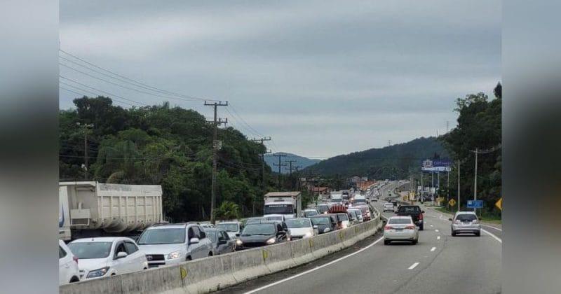 Acidente deixa mulher ferida na SC-401 em Florianópolis