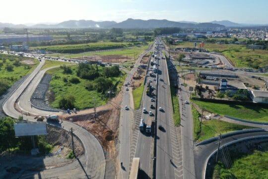 Alças de acesso na interseção