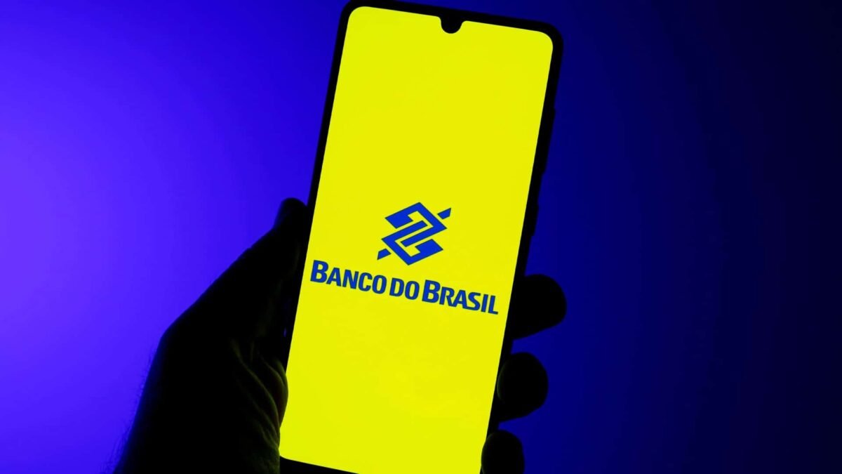 Imagem ilustrativa de um smartphone com o aplicativo do Banco do Brasil