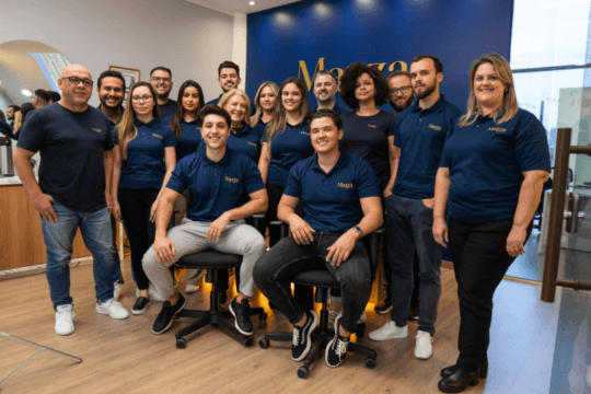 Pessoas felizes recebendo atendimento humanizado em planos de saúde