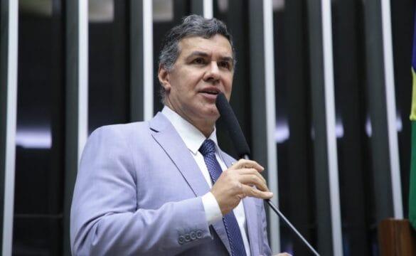 Pessoa idosa praticando exercícios físicos