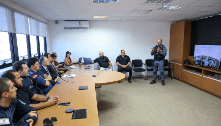 Autoridades reunidas para debater estratégias de segurança viária em Florianópolis