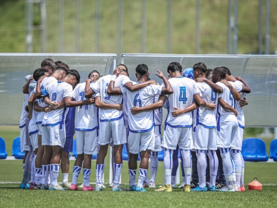 Jovens jogadores do Avaí em campo