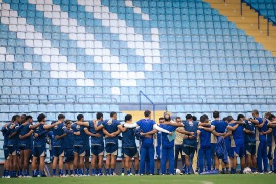 Elenco do Avaí se preparando para a final