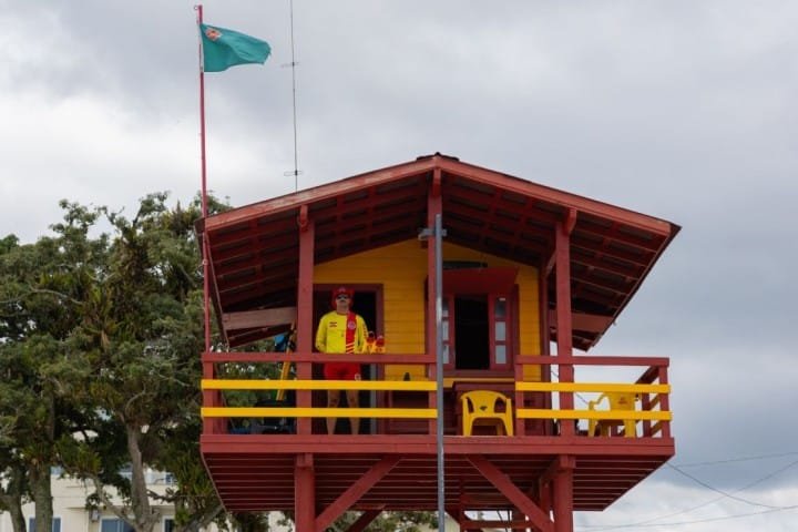 Equipe de guarda-vidas atuando na praia